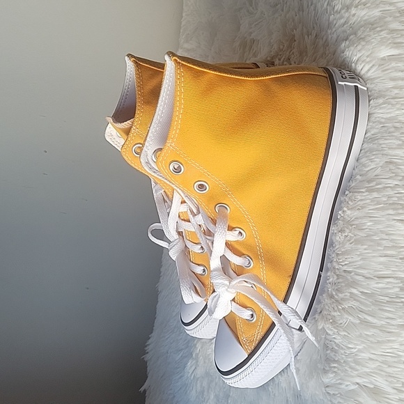 Converse Chuck Taylor All Star HI  Style: A09970C Women's US 8 - Picture 3 of 4